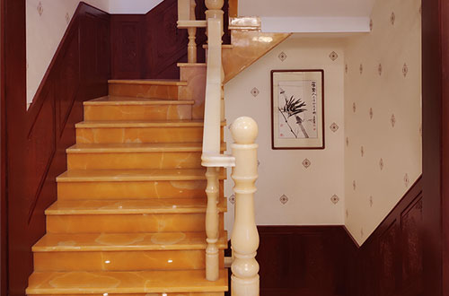 绥德中式别墅室内汉白玉石楼梯的定制安装装饰效果